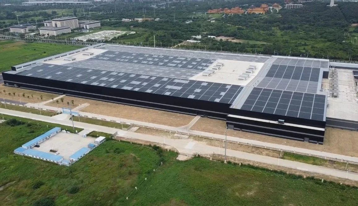讓我們跟隨新華社，去看看玻璃會發(fā)電的奧秘吧！