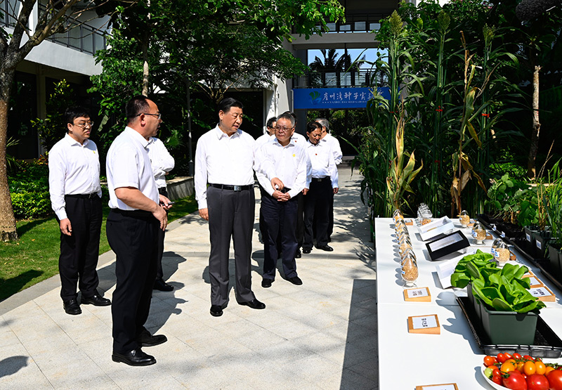 4月10日至13日，中共中央總書記、國家主席、中央軍委主席習近平在海南考察。這是10日下午，習近平在位于三亞市崖州灣科技城的崖州灣種子實驗室考察。新華社記者 李學仁 攝