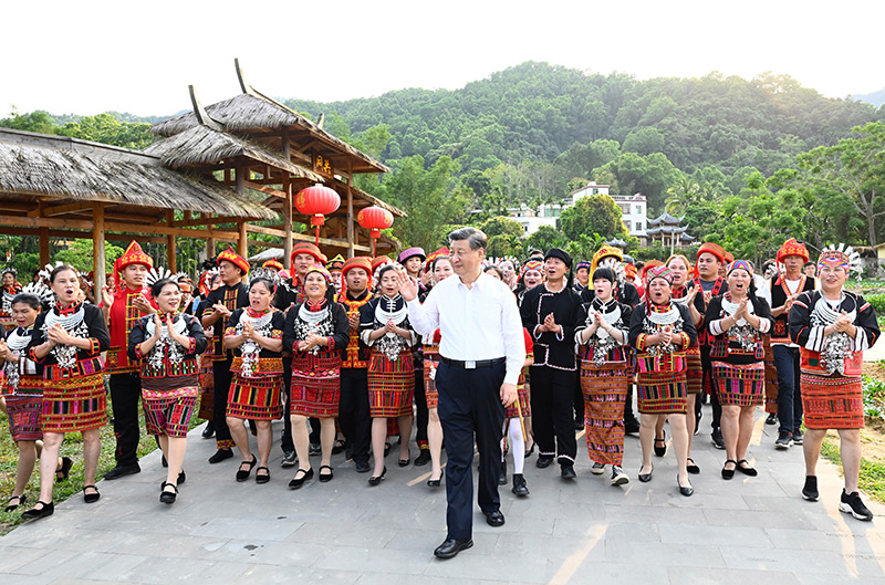 4月10日至13日，中共中央總書記、國家主席、中央軍委主席習近平在海南考察。這是11日下午，習近平在五指山市水滿鄉(xiāng)毛納村向村民們揮手致意。新華社記者 李學仁 攝